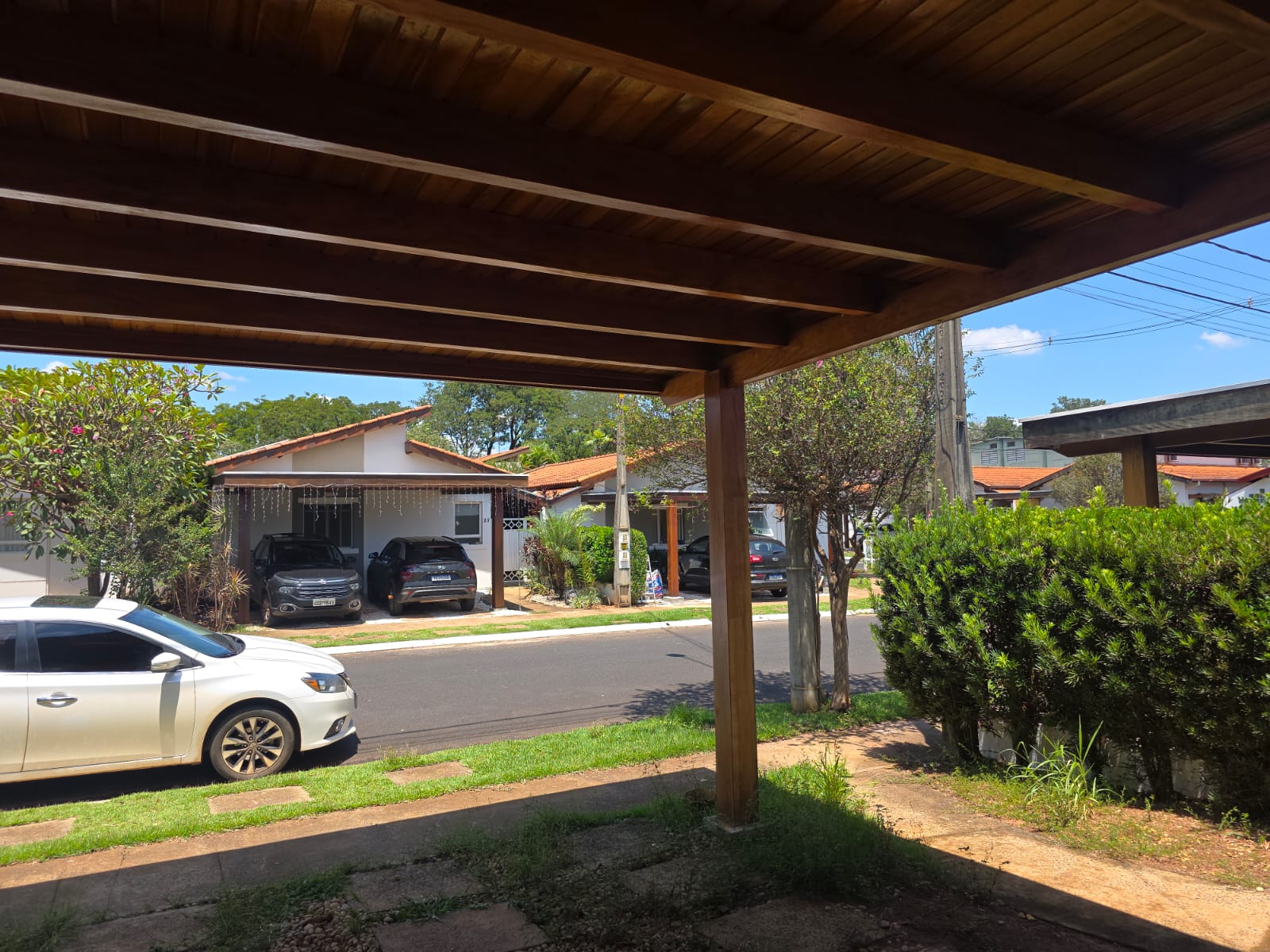 Garagem coberta com vista da rua