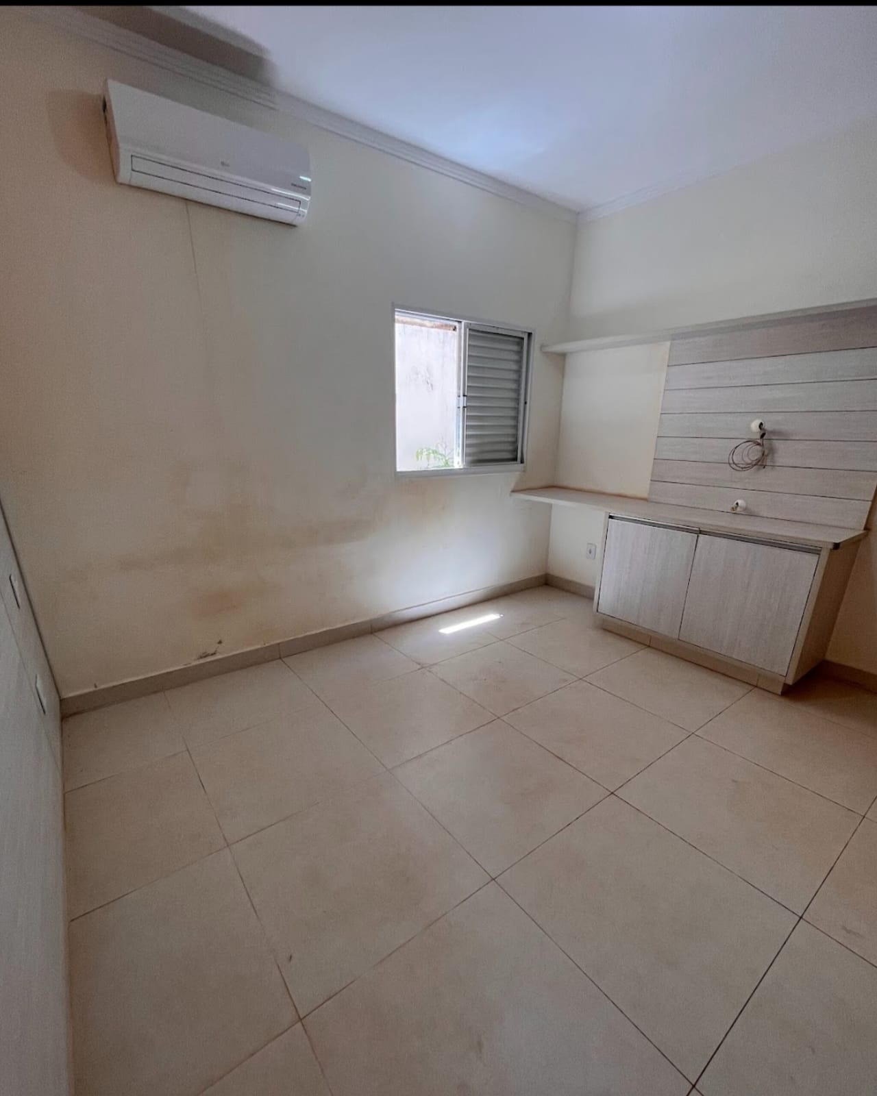 Dormitorio com ar-condicionado
