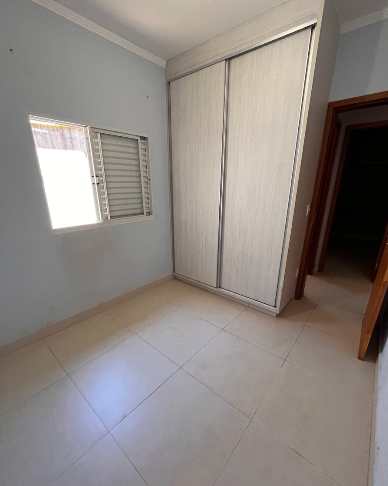 Dormitorio com armario